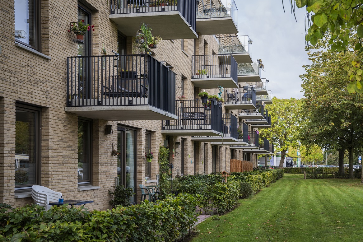 Foto van een appartementencomplex bij de Eekbrouwersweg met veel groen