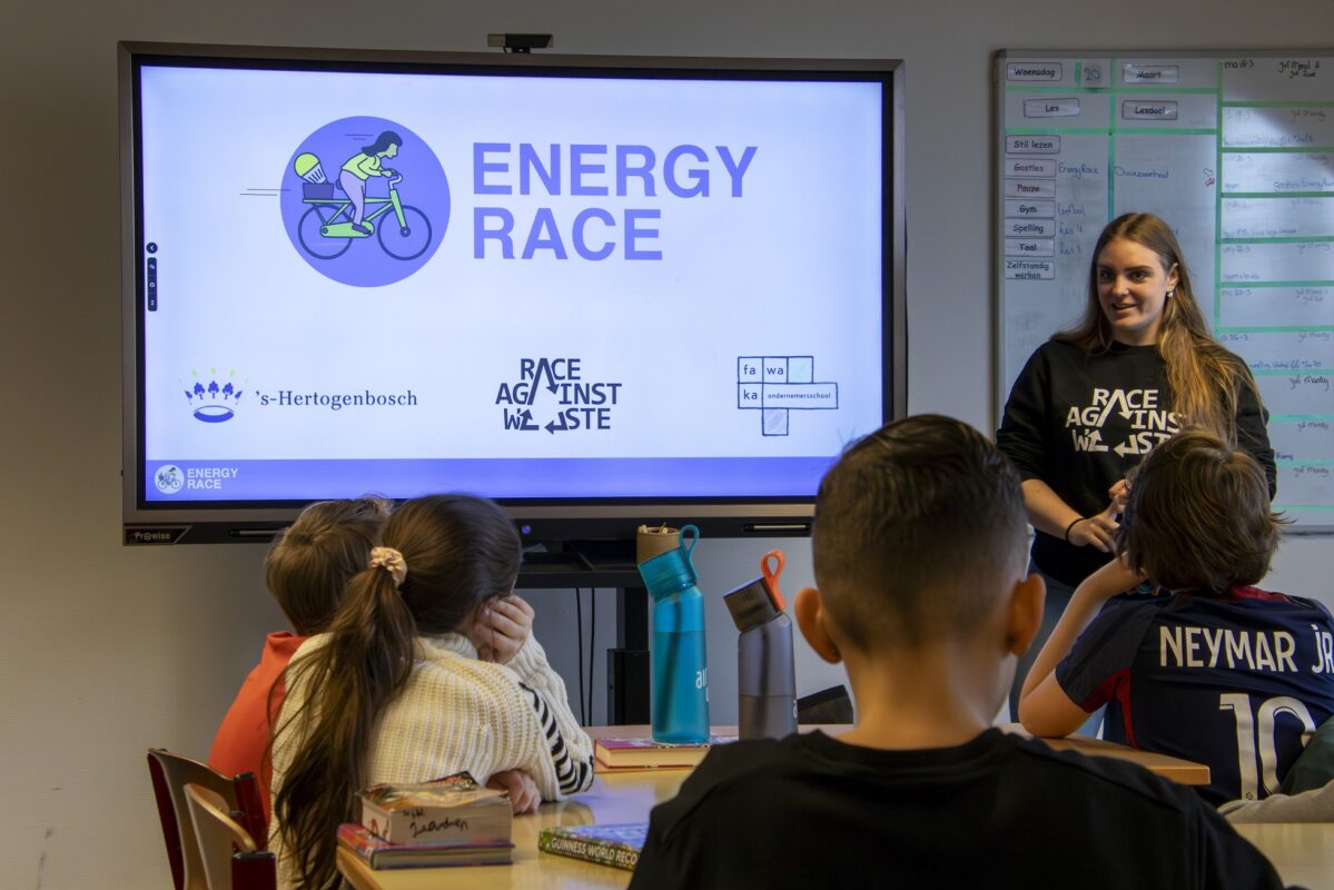 Foto van de gastles over Energy Race waarbij je kinderen ziet kijken naar de presentatie