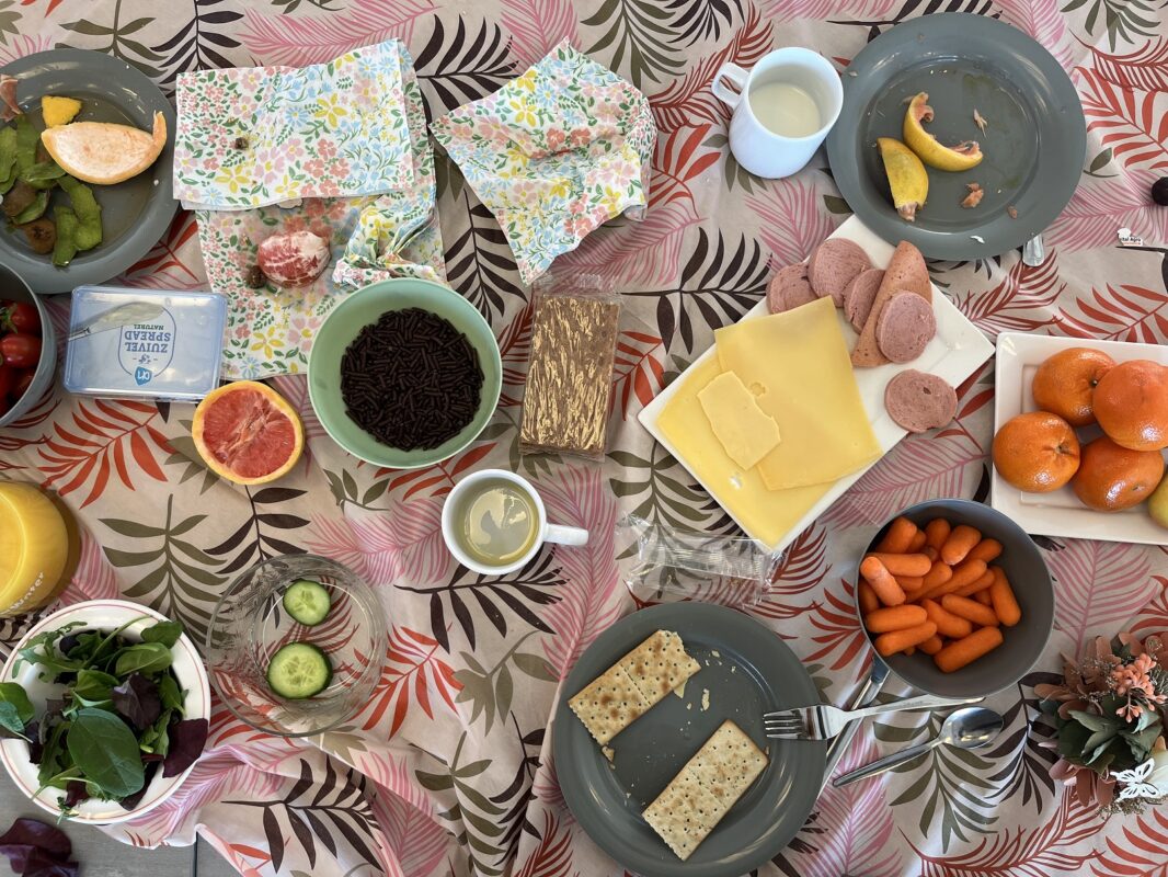 Foto van een gedekte tafel met eten en drinken