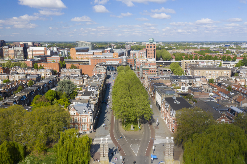Luchtfoto van de Stationsweg en uitzicht op het station