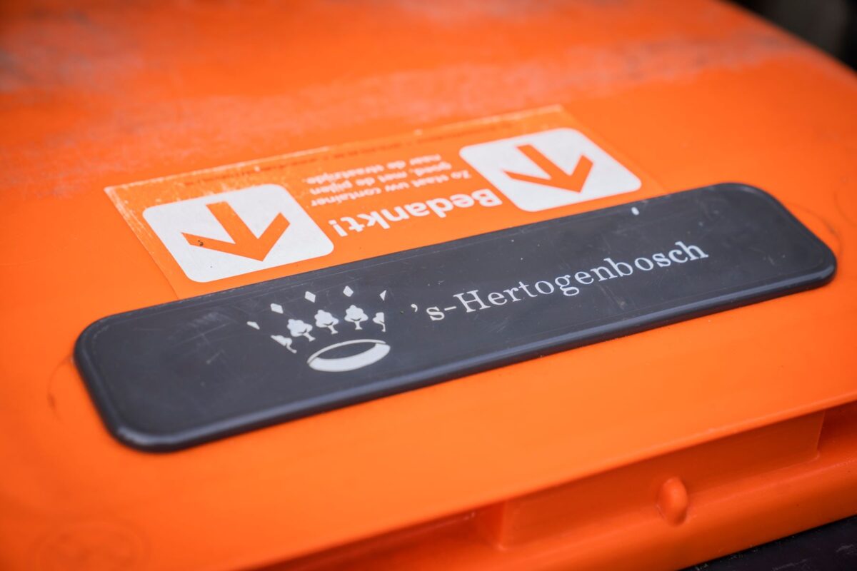 Foto van oranje plastic afvalcontainer met daarop het logo 's-Hertogenbosch