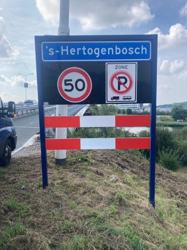 Verkeersbord langs de weg met de woonplaats 's-Hertogenbosch