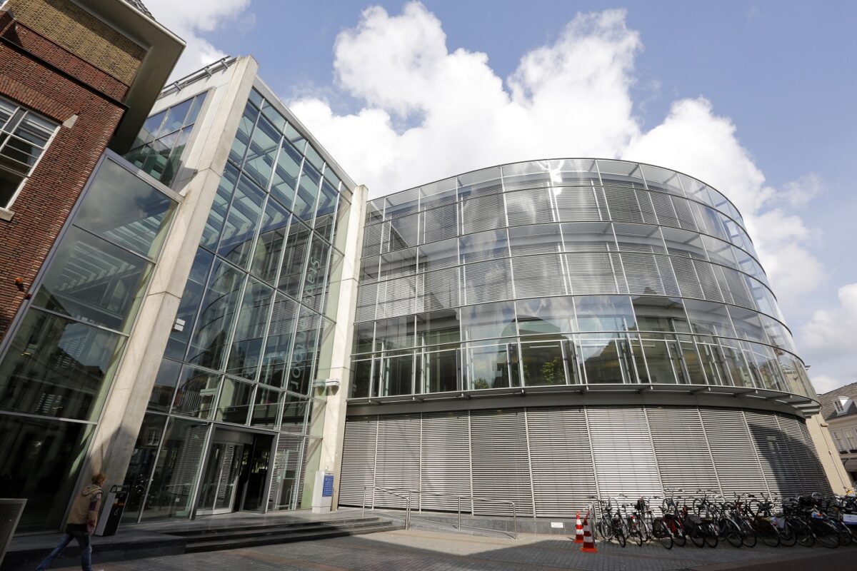 Foto van de voorkant van het stadskantoor