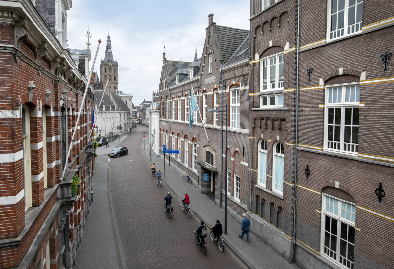 Fietsende en lopende mensen in de Sint Josephstraat in 's-Hertogenbosch
